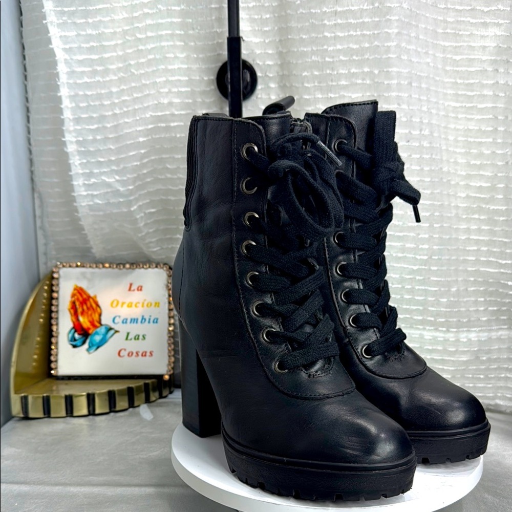 (N8) Steve Madden Women's Black Leather Combat Heeled Boots
Size 6M